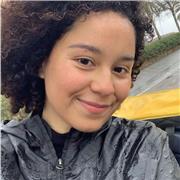 Chica española imparte clases de español a diferentes niveles